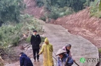 百家沟村：半百干群齐心清泥护路 织密出行安全网