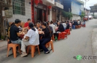 河舒镇文化街开展敬老关爱活动